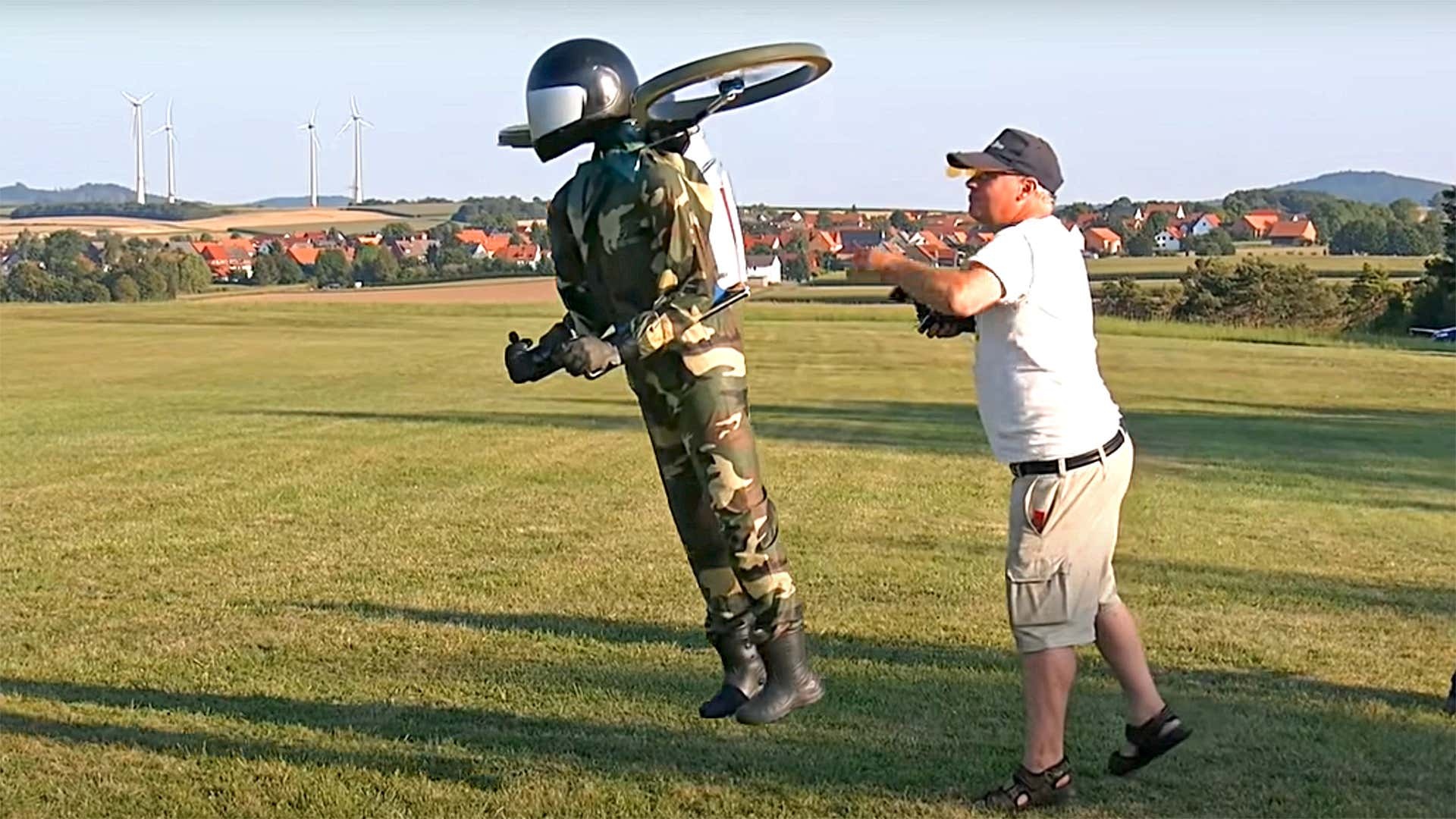 Van bay phan luc anh 1