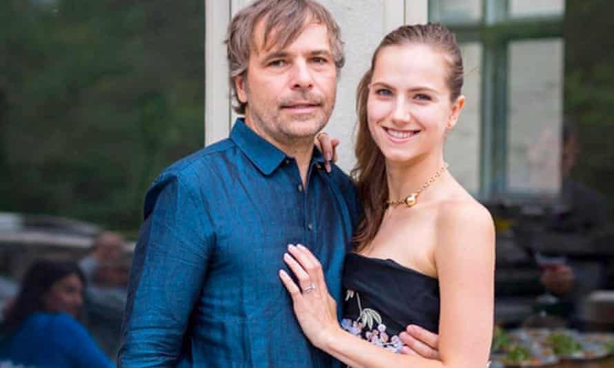 Dai gia gia lam nguoi yeu the de duoc tiem vaccine Covid-19 hinh anh