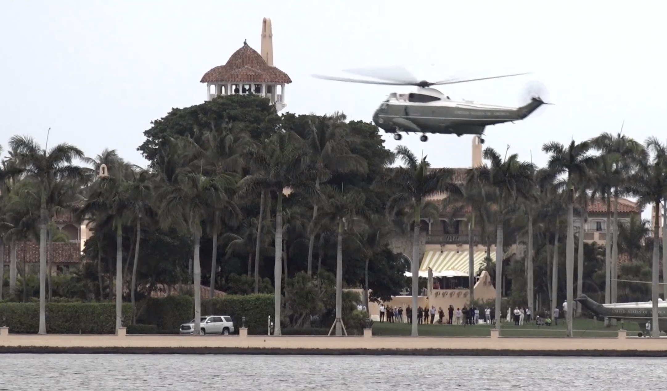 Bai dap truc thang cua ong Trump o Mar-a-Lago bi pha do hinh anh