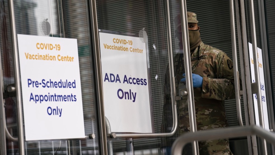 Nguoi dan ong dot tu sau khi duoc tiem vaccine Covid-19 o New York hinh anh