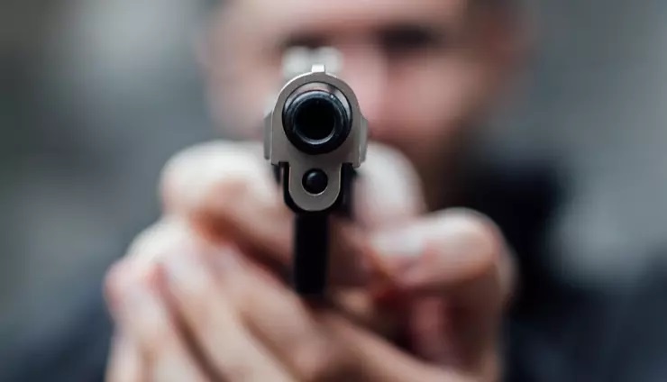 Nguoi dan ong goi canh sat sau khi ban nguoi khoa than hinh anh