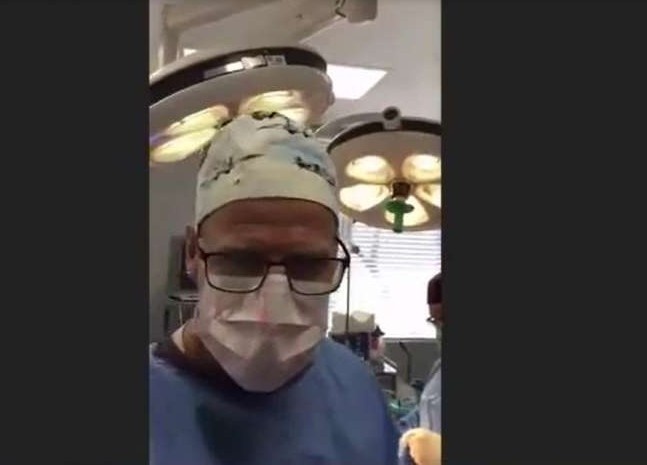 Bac si hau toa truc tuyen trong luc dang mo cho benh nhan hinh anh