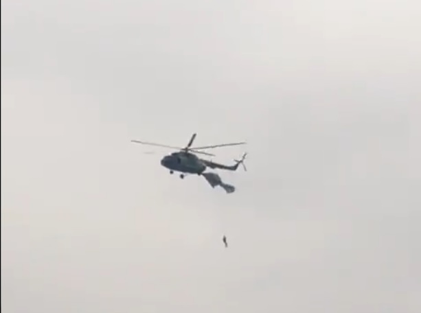 Binh si Nga vuong vao truc thang khi nhay du hinh anh