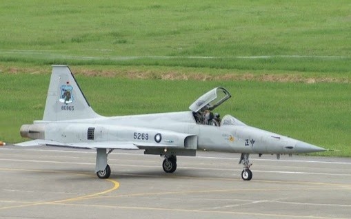 Hai chien dau co Dai Loan va cham tren khong roi roi xuong bien hinh anh