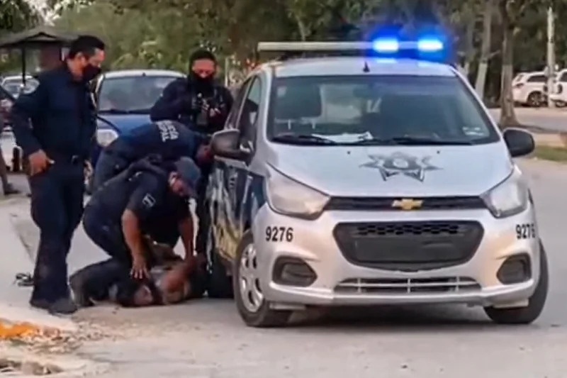 Nguoi phu nu tu vong vi bi canh sat de gay co hinh anh