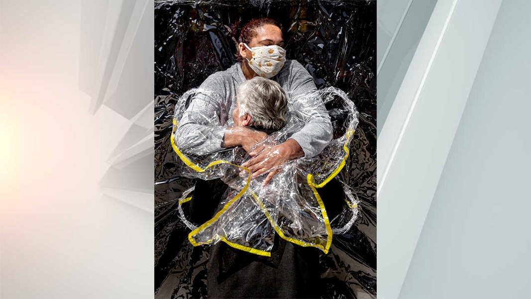 'Chiec om dau tien' duoc trao giai Anh Bao chi The gioi hinh anh