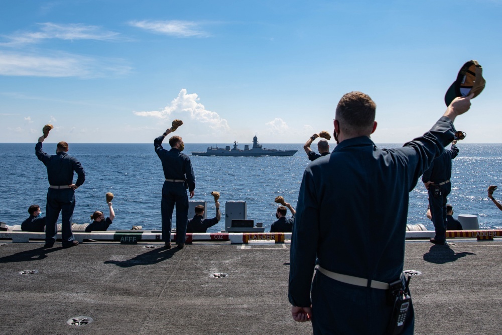 Hai quan My xoay truc sang chau A anh 2