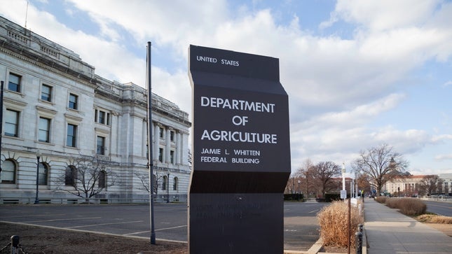 Chinh quyen Biden bi khoi kien vi goi ho tro 4 ty USD hinh anh