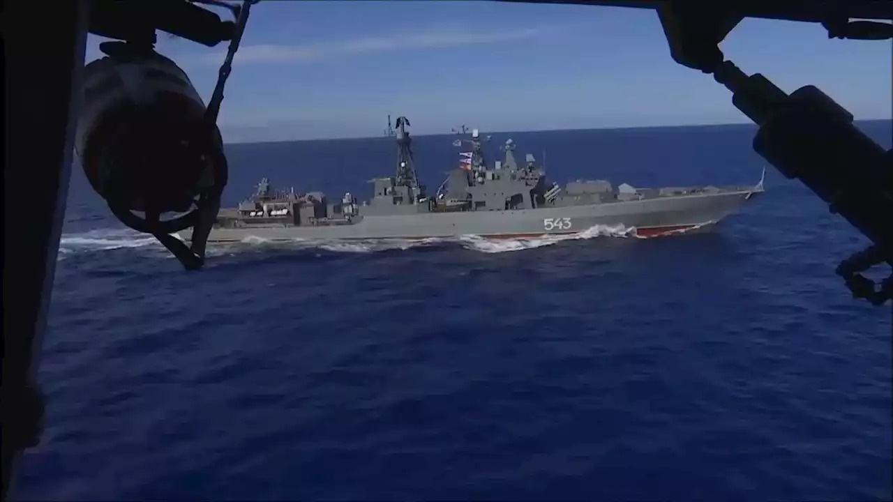 Hai quan Nga tap tran tan cong tau san bay gan Hawaii hinh anh