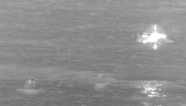 Tim thay phi cong bam duoi may bay tren bien o Hawaii hinh anh