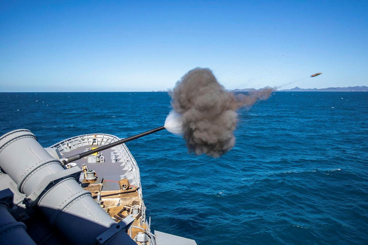 May bay, tau chien na phao vao muc tieu tap tran o Australia hinh anh