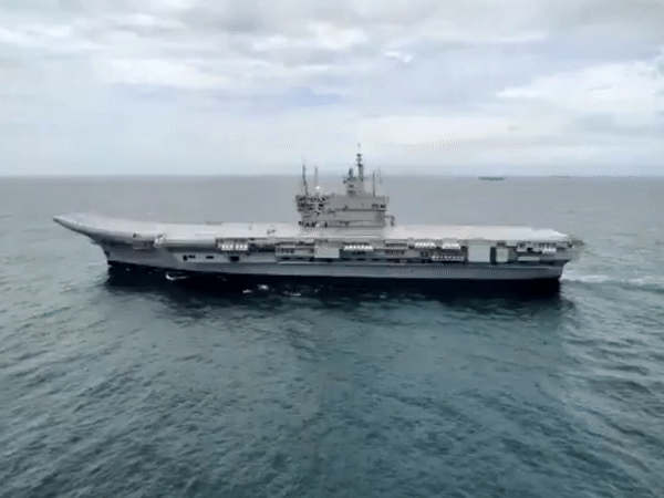 Tau san bay noi dia dau tien cua An Do thu nghiem tren bien hinh anh