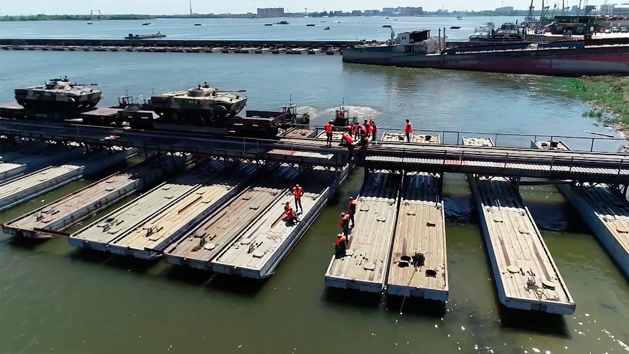 Doan tau cho vu khi Nga vuot song bang cau phao hinh anh