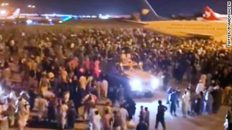 Hon loan o san bay Kabul giua luc Taliban xong vao phu tong thong hinh anh