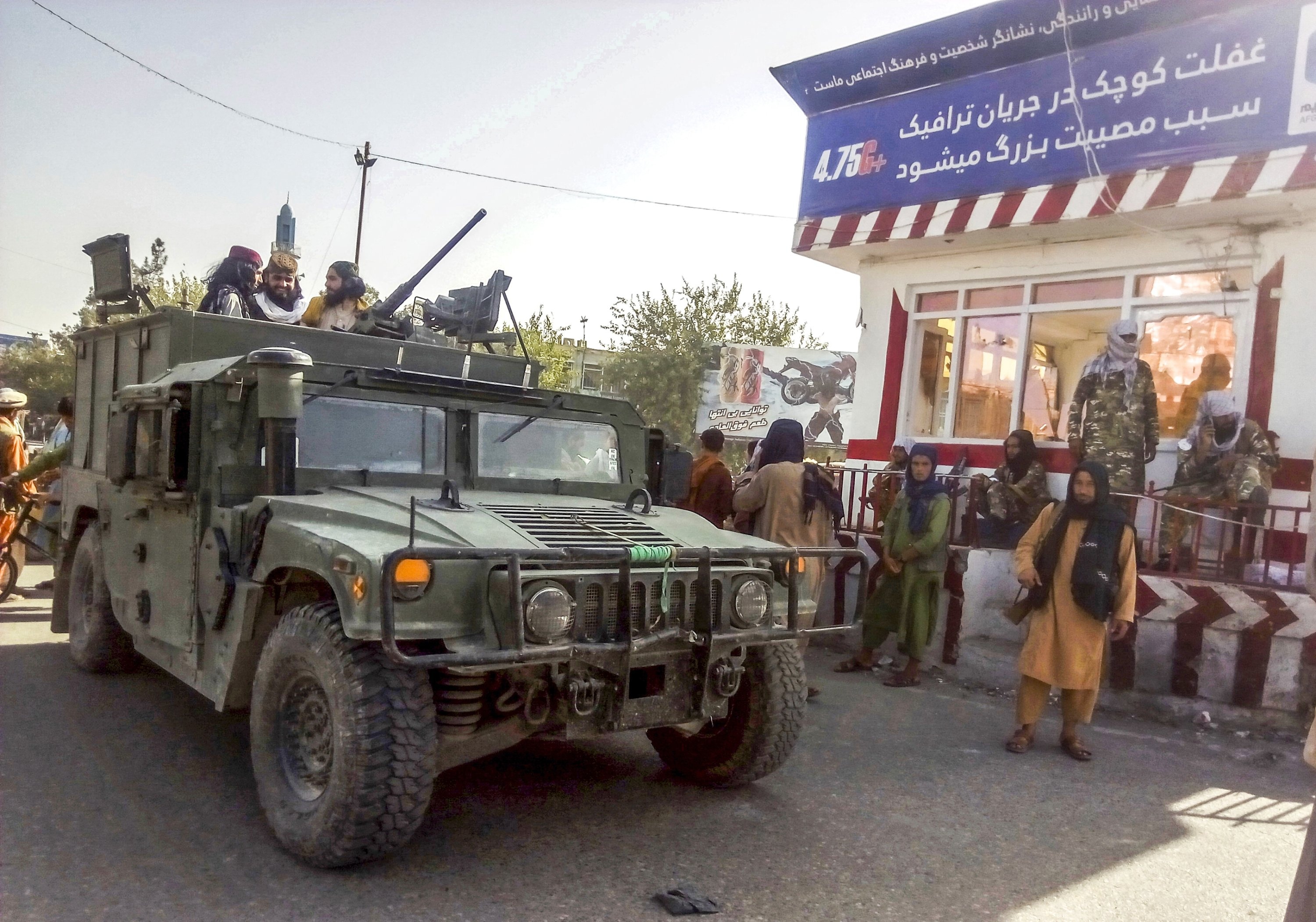 Binh si Taliban dieu hanh tren pho cung vu khi My hinh anh