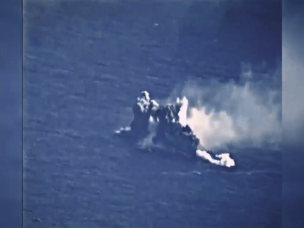 Khoanh khac ngu loi My be doi tau chien trong tap tran hinh anh