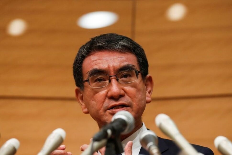 'Bo truong vaccine' Nhat Ban dan dau cuoc dua ke nhiem ong Suga hinh anh