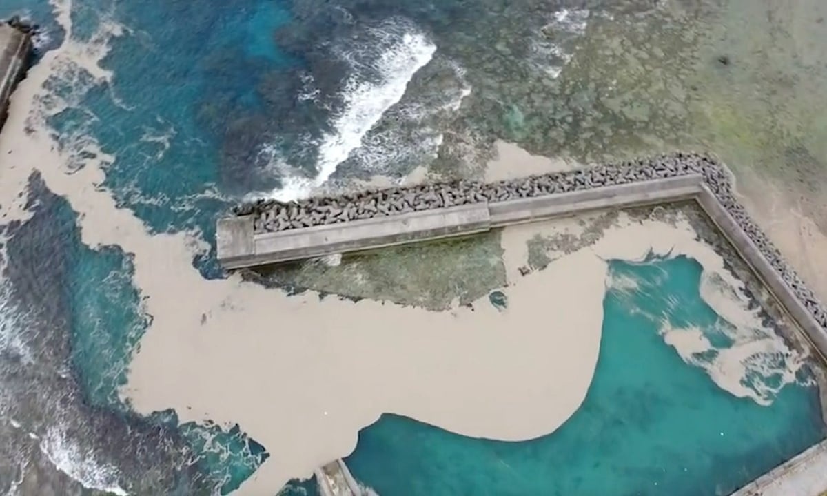 Da bot bao vay 30 cang mien Nam Nhat Ban hinh anh