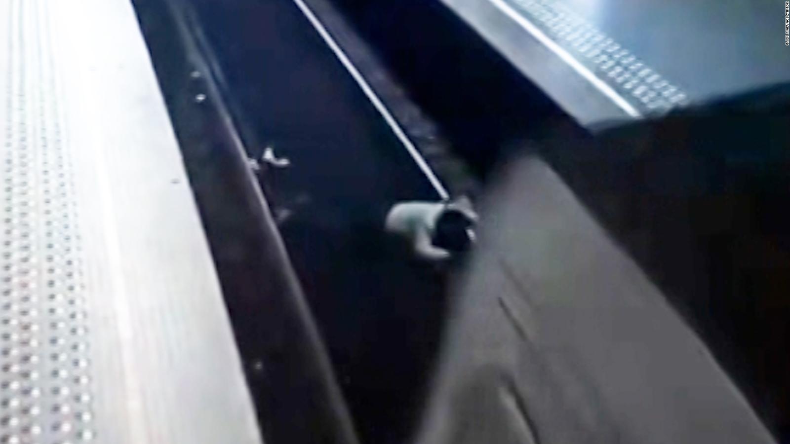 Nguoi phu nu thoat chet than ky khi bi day xuong duong ray hinh anh