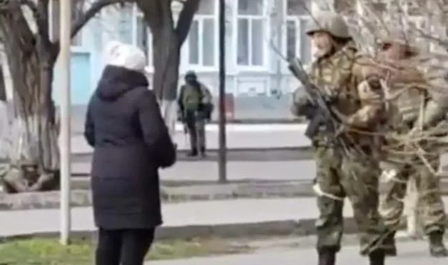 Nguoi phu nu Ukraine dua hat giong hoa huong duong cho binh si Nga hinh anh