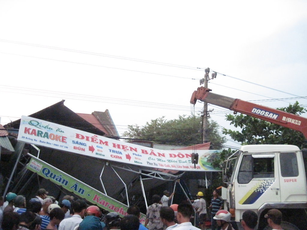 Gio lon lam toc mai ton de chu nha hang tu vong hinh anh