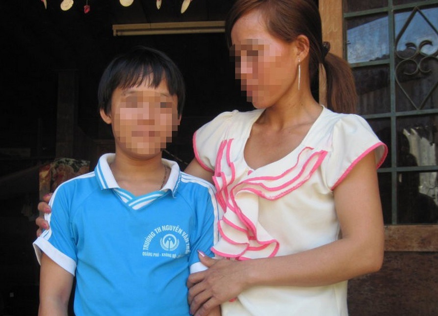 Be gai 11 tuoi co 2 bo phan sinh duc hinh anh