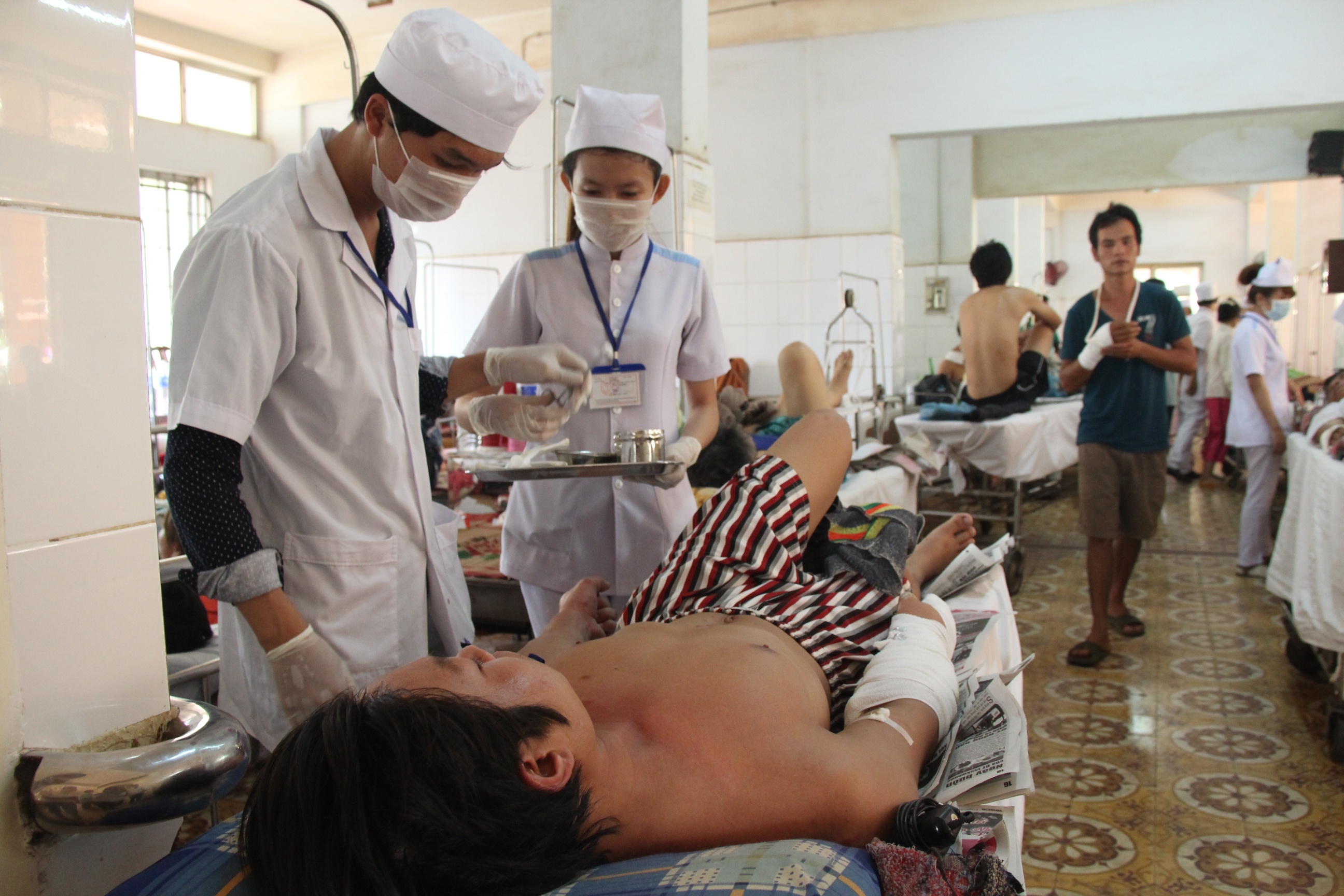 Mot thanh nien bi ban trong thuong trong cuoc hon chien hinh anh