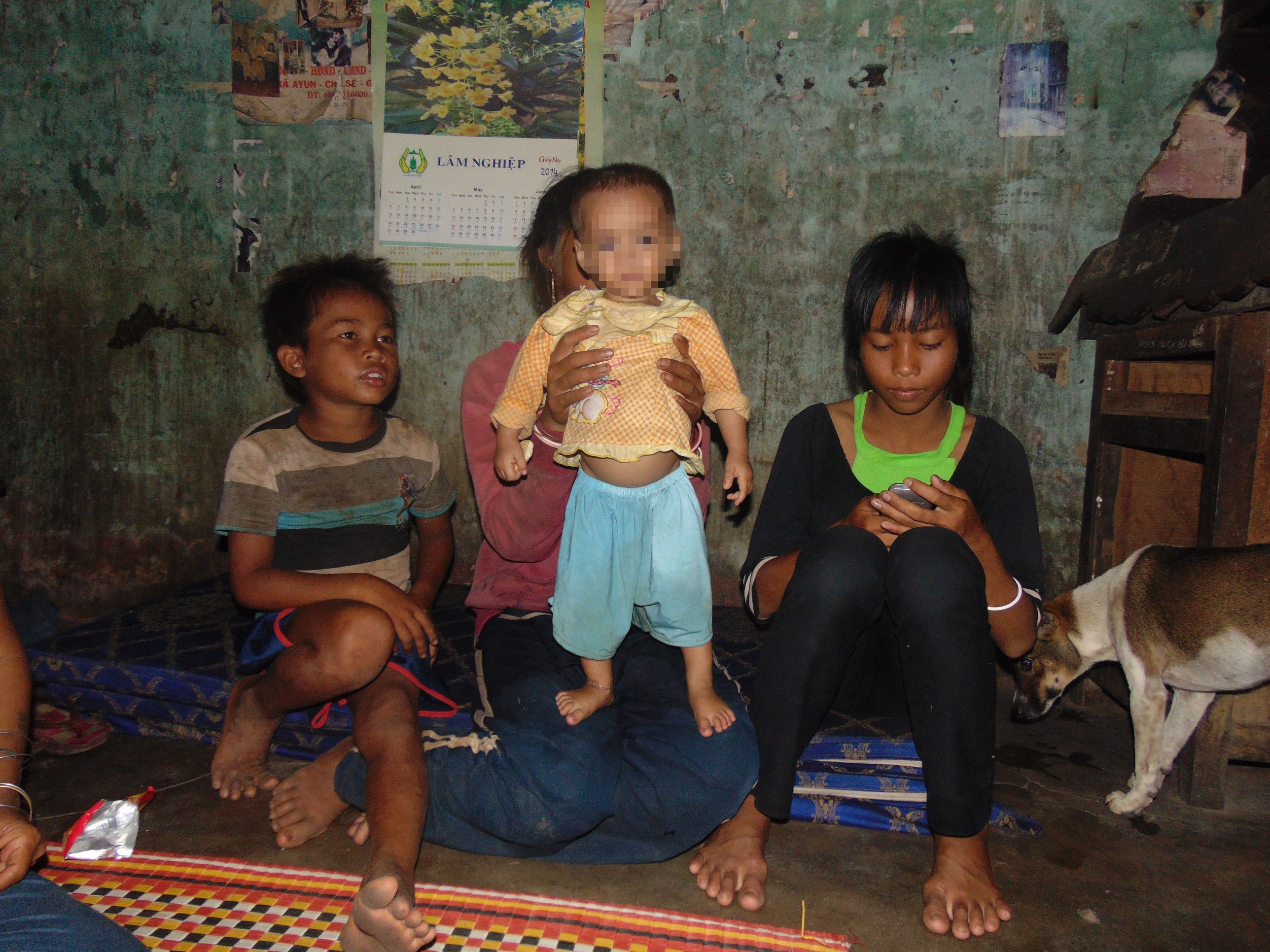 Hu tuc chon song con theo me da chet hinh anh