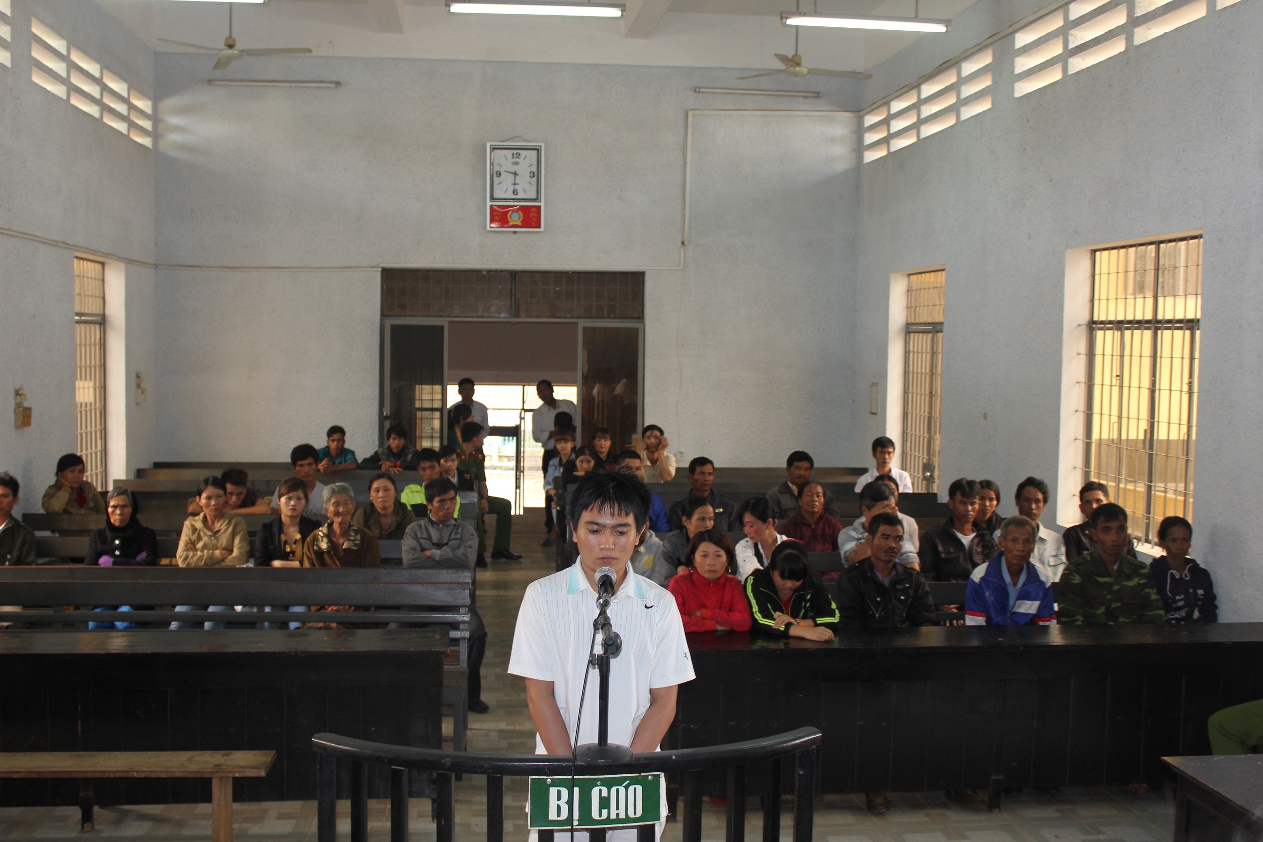 Vao nha cuong hiep thieu nu roi nam ngu den sang hinh anh