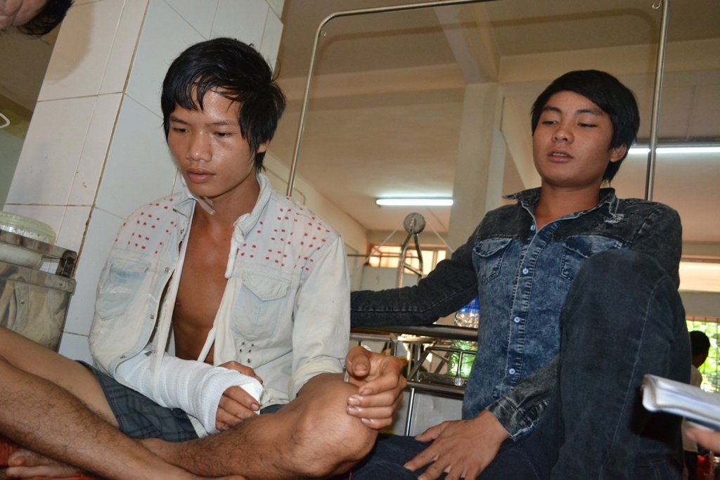 Bi chem trong thuong khi dang noi chuyen voi ban gai hinh anh