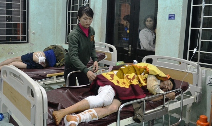 Bao ve dung sung hoa cai ban 2 nguoi dan trong thuong hinh anh