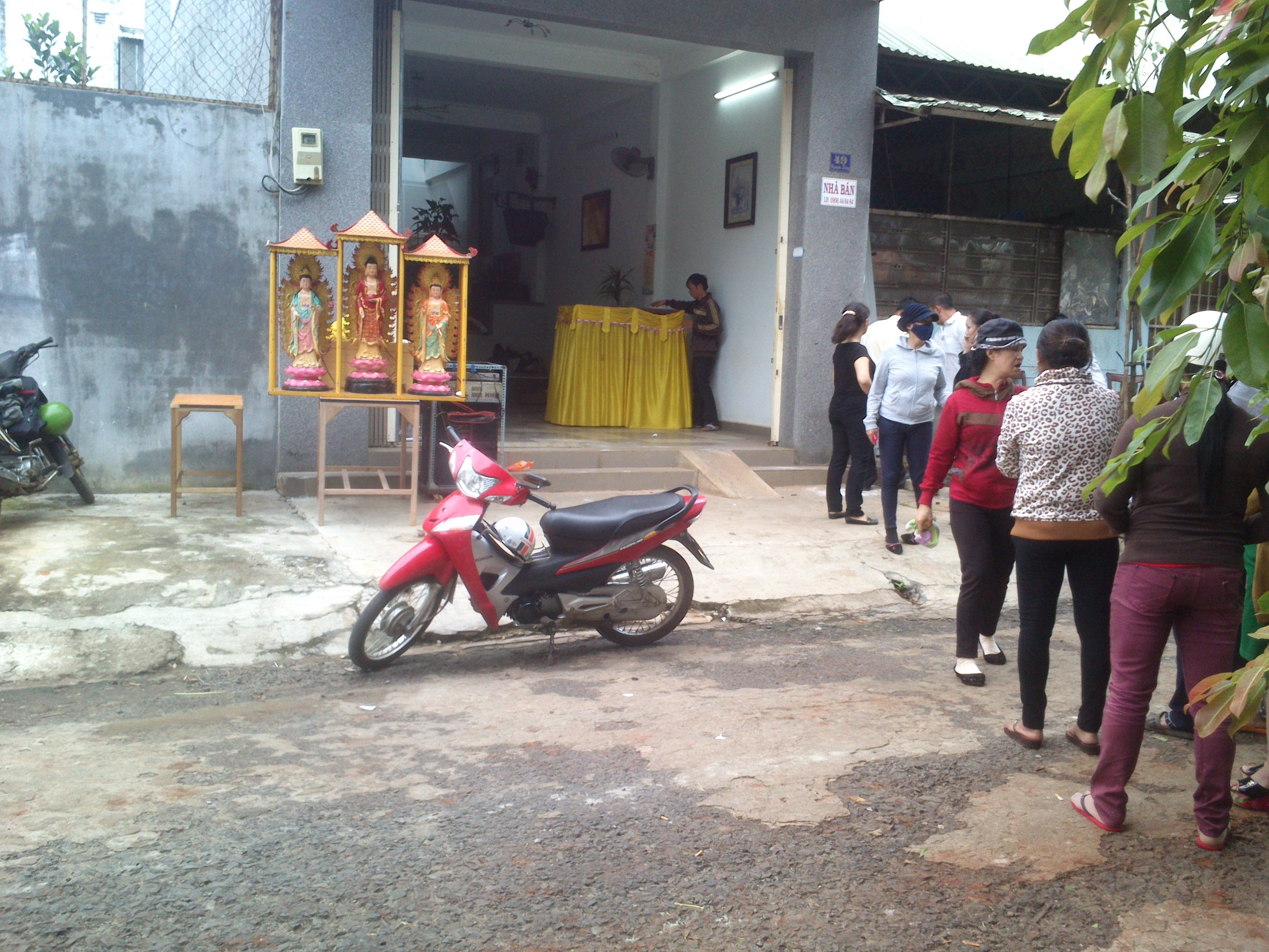 Thi the nguoi dan ong chet boc mui tren san nha hinh anh