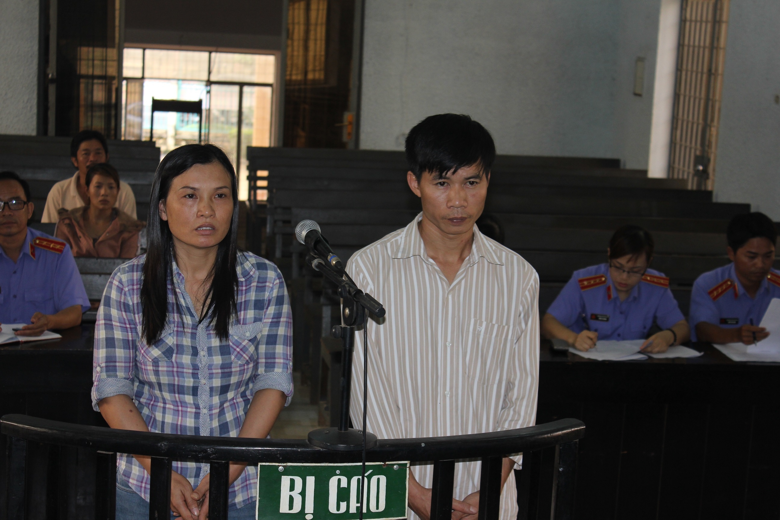 Di buon go lau, 2 vo chong cung vao tu hinh anh