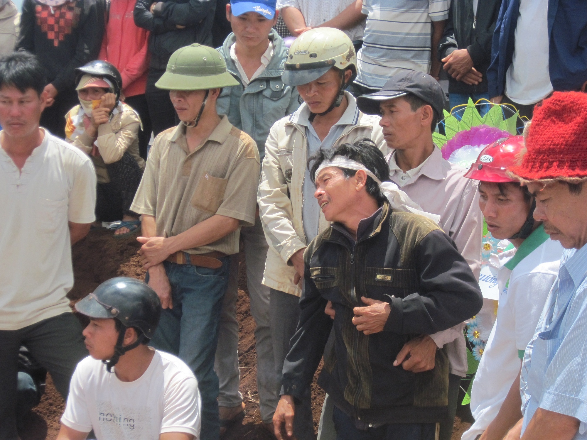 Me cua 3 tre nho chet duoi khoc trach cuoc doi nghiet nga hinh anh