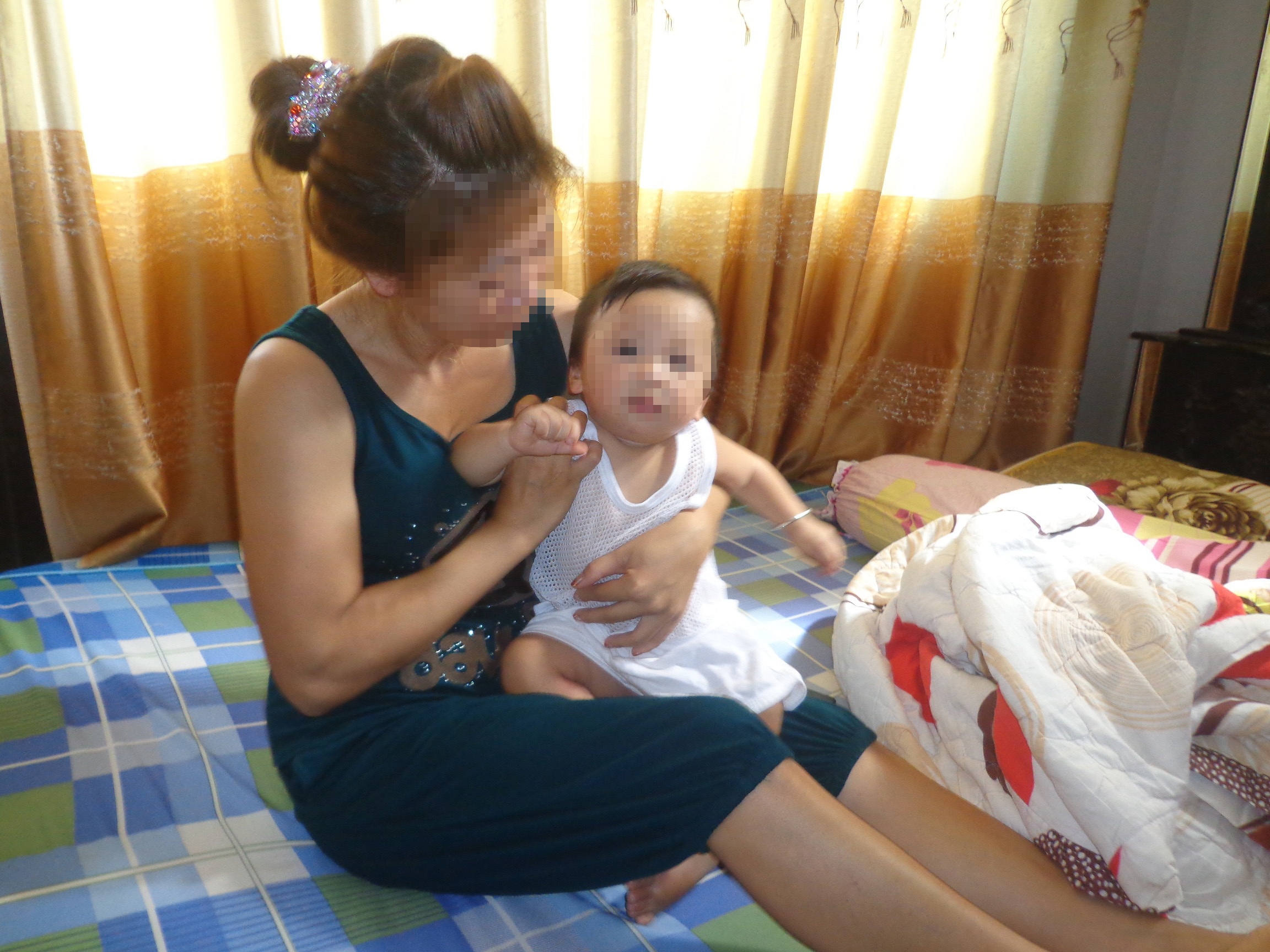 Be be trai 8 thang tuoi den dam cuoi bat chu re nhan con hinh anh