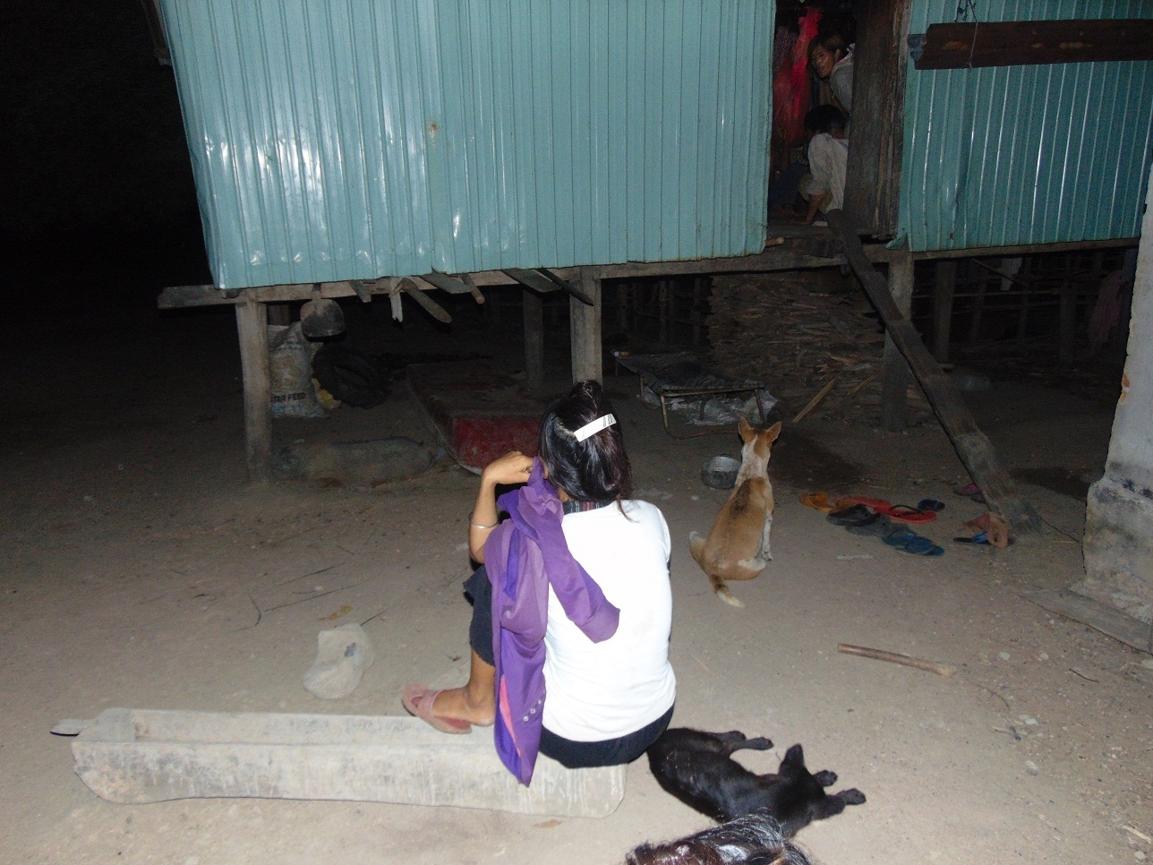 Be so sinh chet vi hu tuc 'duoc dam dap' cua cha hinh anh