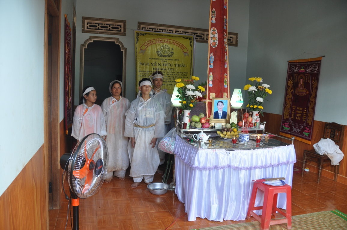 Bat cong an vien de lam ro cai chet bat thuong cua nguoi dan hinh anh