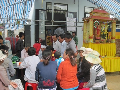 Om con trai 7 tuoi nhay gieng tu tu vi cai voi me chong hinh anh