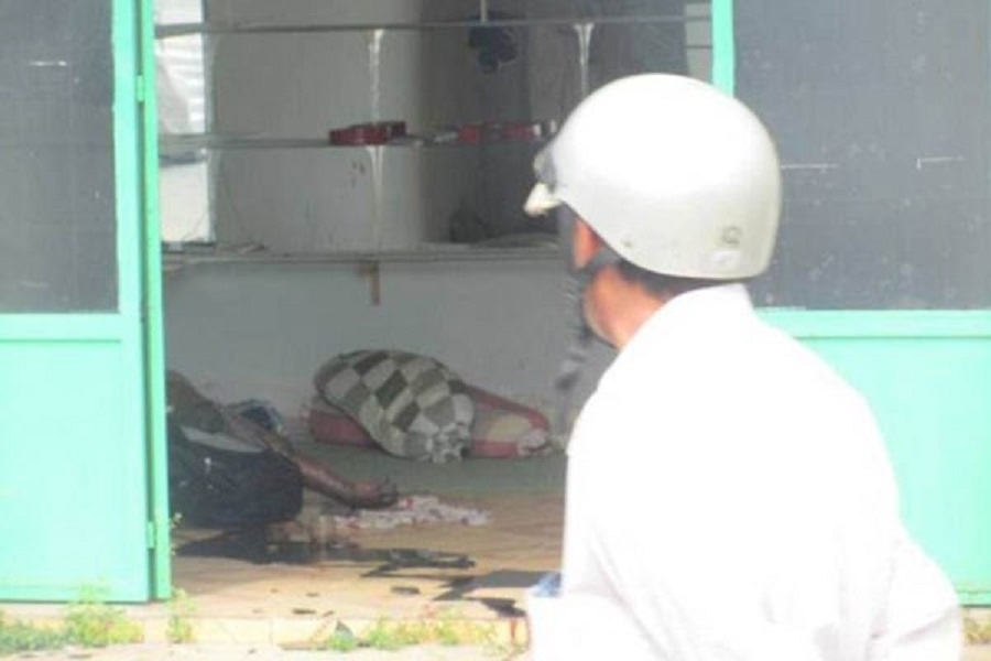 Thi the nguoi dan ong truong phinh tren giuong hinh anh