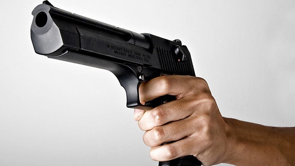 Cai nhau voi vo, rut sung ban de hu doa hinh anh