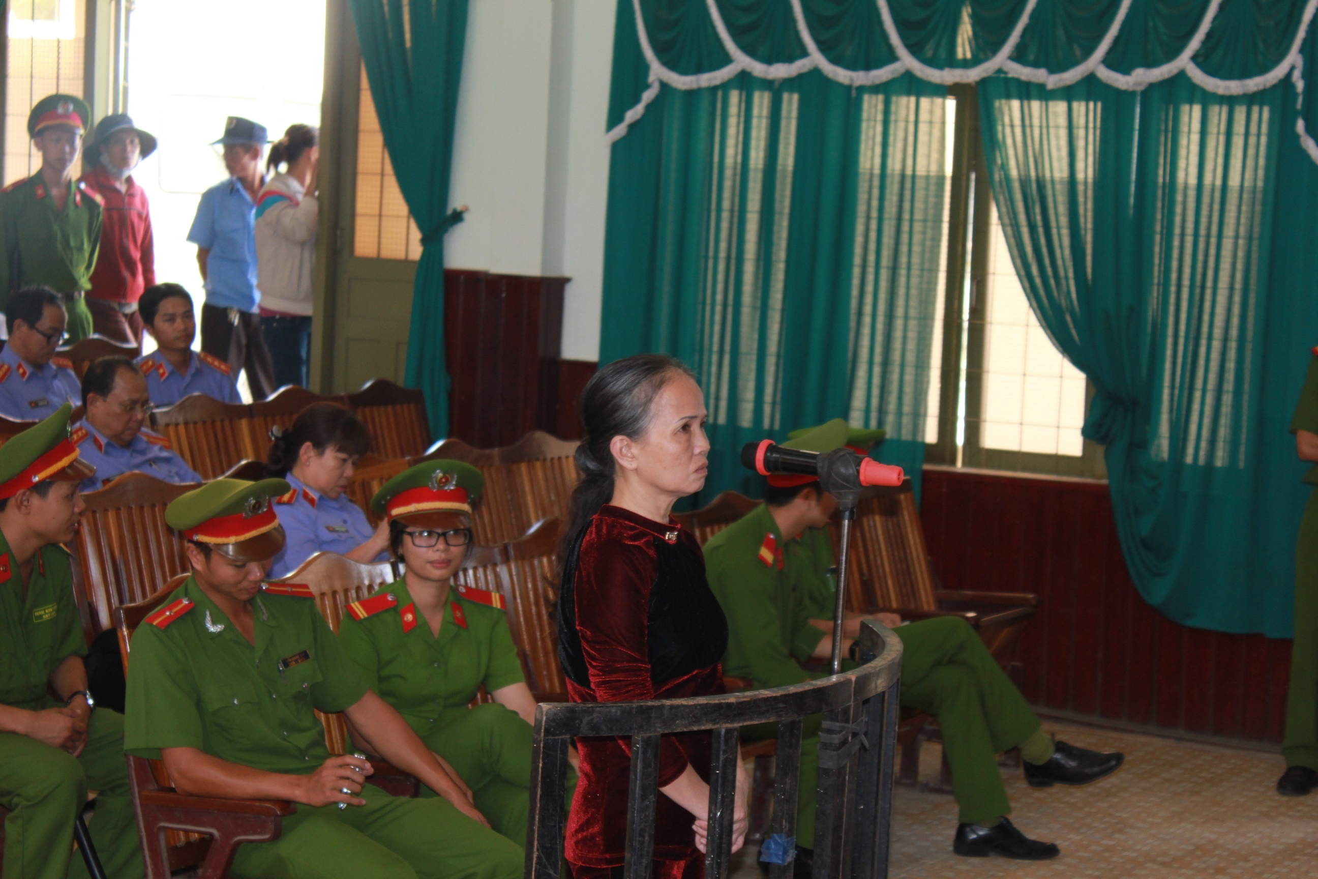 Giau ma tuy trong ao nguc van bi cong an bat hinh anh