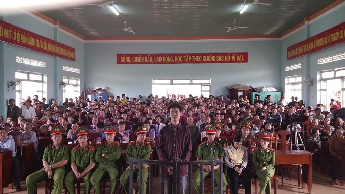 Bi cao gian giua nuoc mat khi nhac den cai chet cua em trai hinh anh