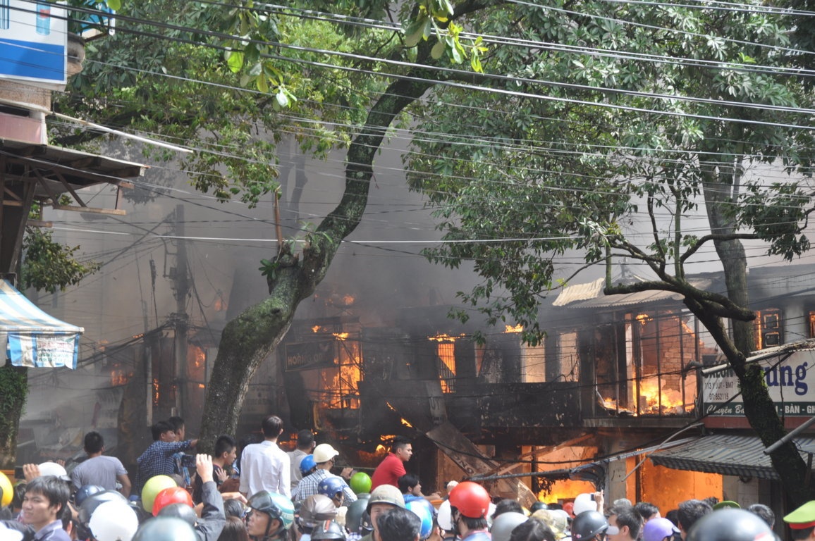Tại hiện trường, lửa cháy dữ dội