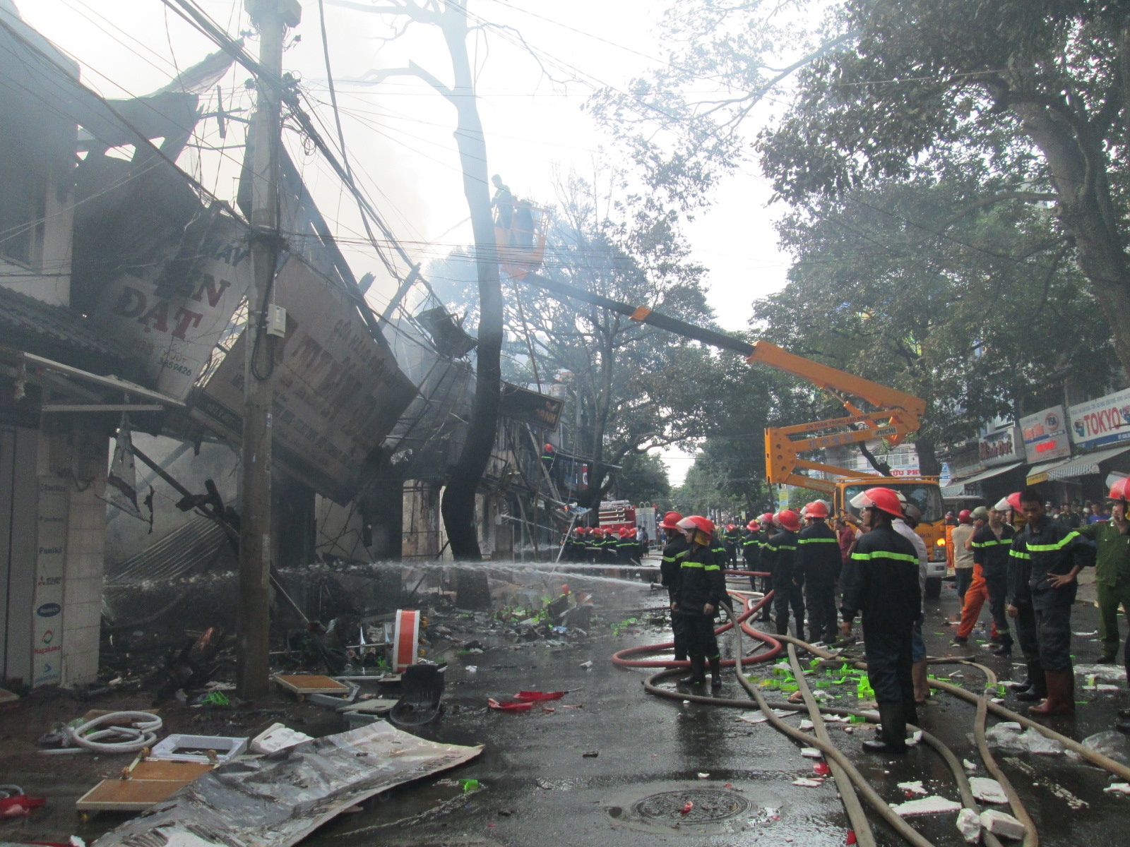 Cả khu phố trong cảnh đổ nát, tan hoang