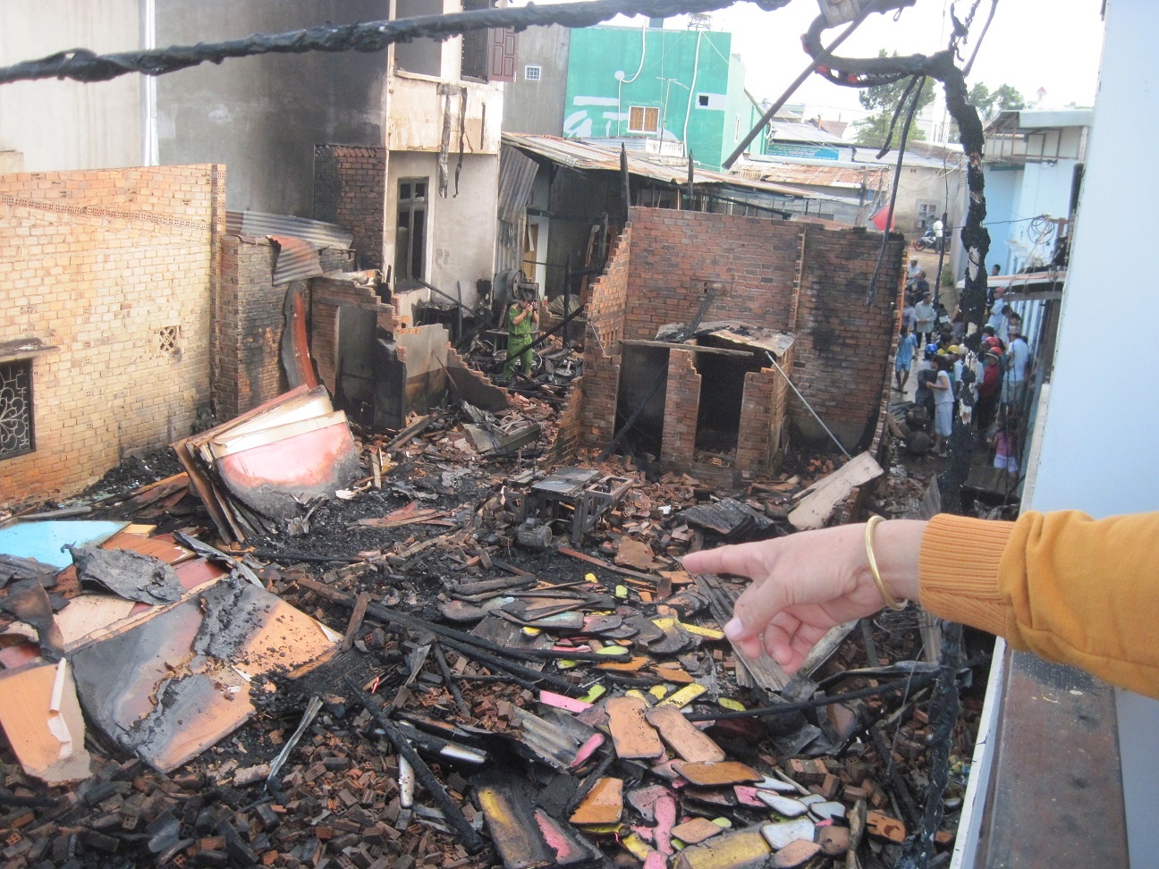 Lua chay du doi trong dem, ca nha om con bo chay hinh anh