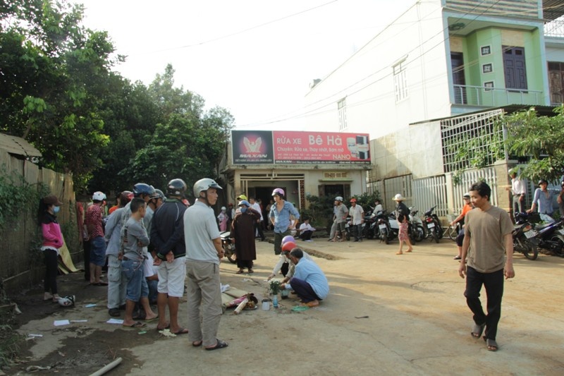 Oto tai can chet con ong chu tiem rua xe hinh anh