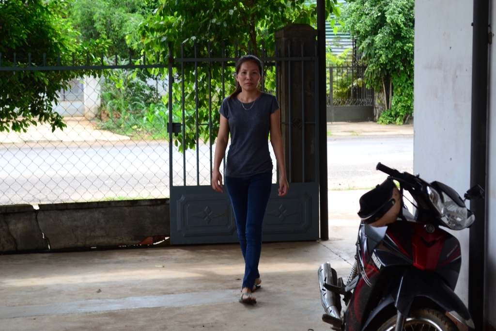 Chị Hoa thẫn thờ đi qua đi lại vì 6 năm không ngủ được