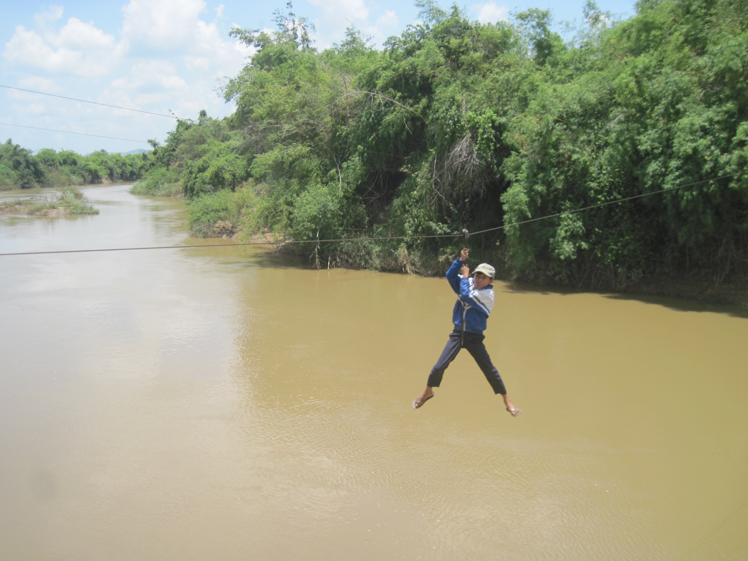 Du day di lam, mot phu nu rot xuong song suyt mat mang hinh anh