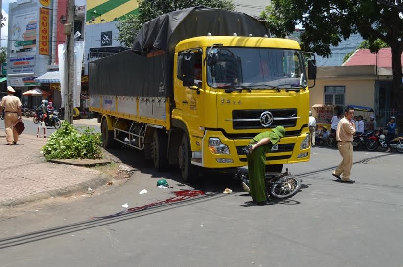 Nguoi chay xe om bi xe tai can ngang bung hinh anh