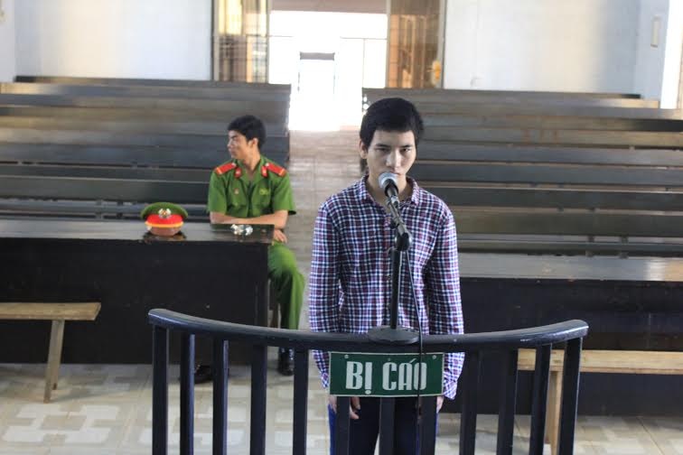 Bị cáo đứng trước vành móng ngựa.